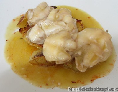 Cocotxes de bacallà al pil pil amb llit de patates